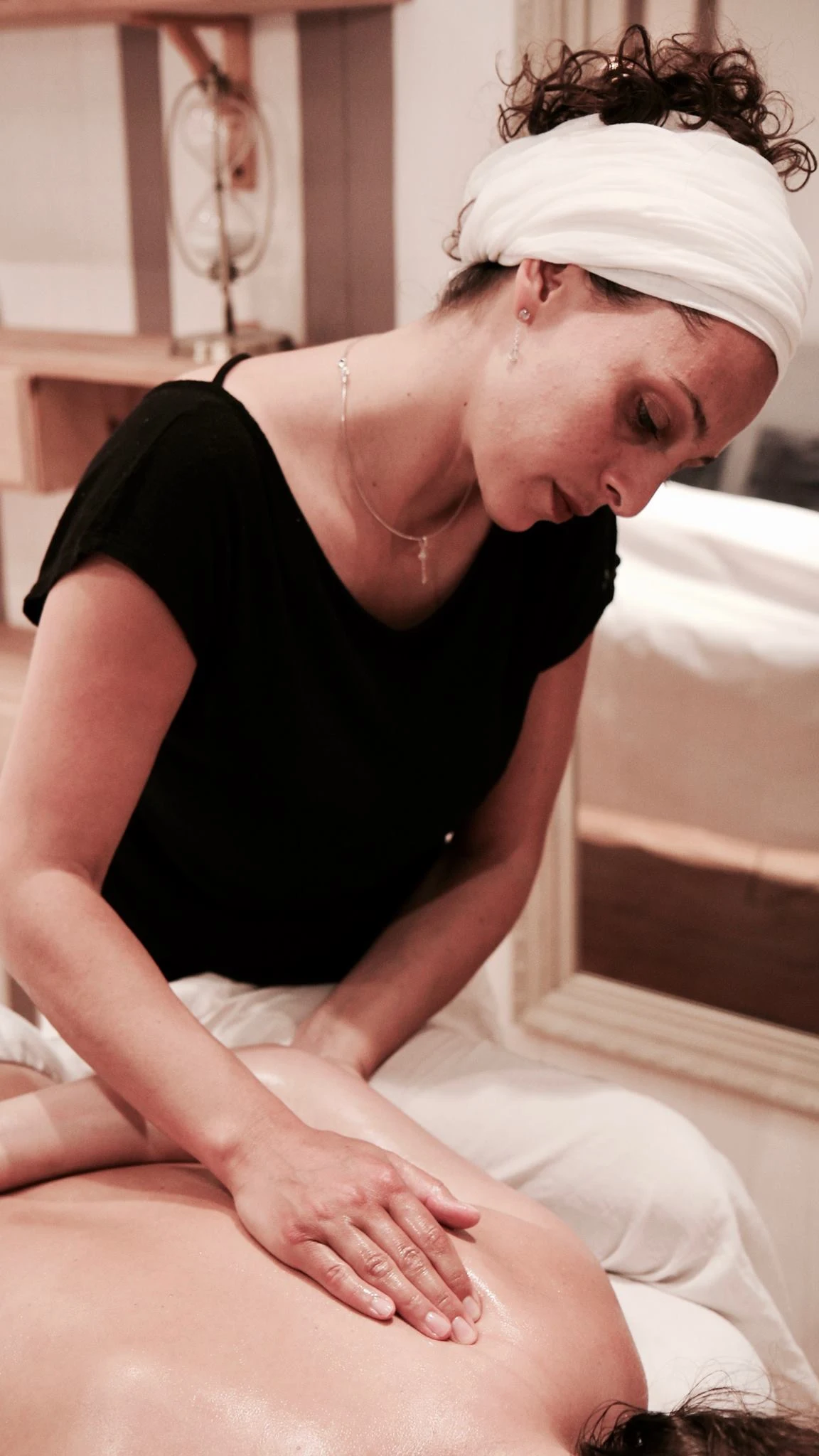 Les mains d’Audrey pendant un massage du dos