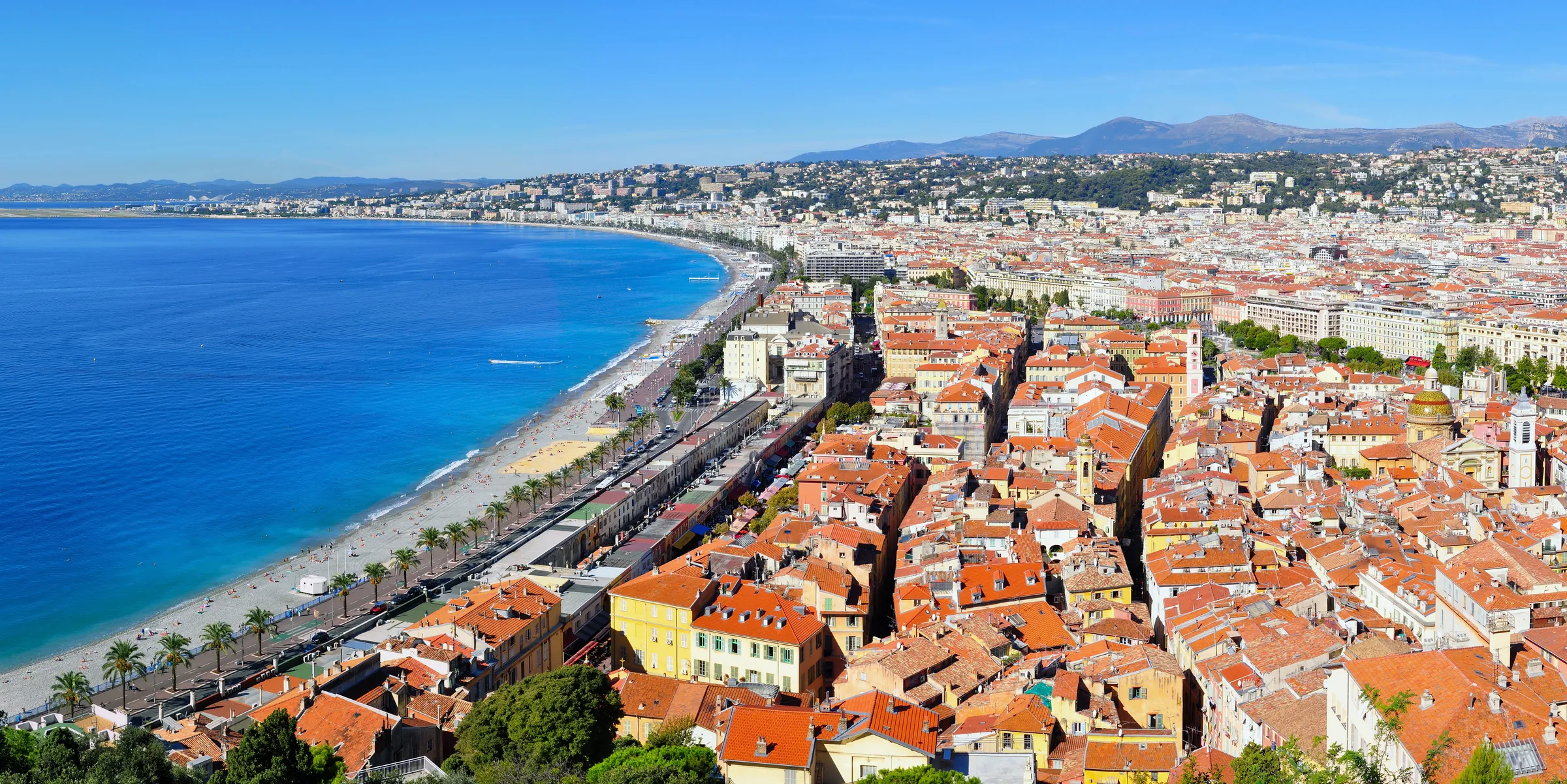 Les toits du Vieux-Nice et la Méditerranée vus depuis la colline du Château