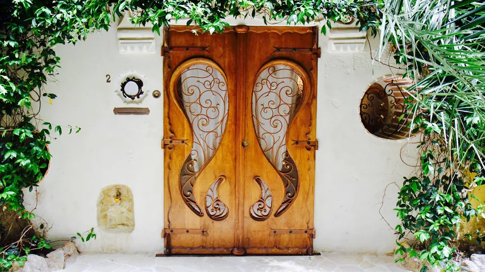 La porte sculptée de La Baumeta, 2 ruelle Saint André à Nice